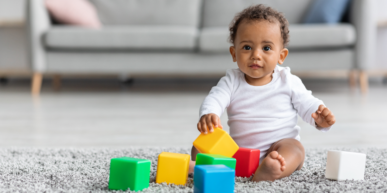 Ein Baby mit mehreren Bauklötzen.