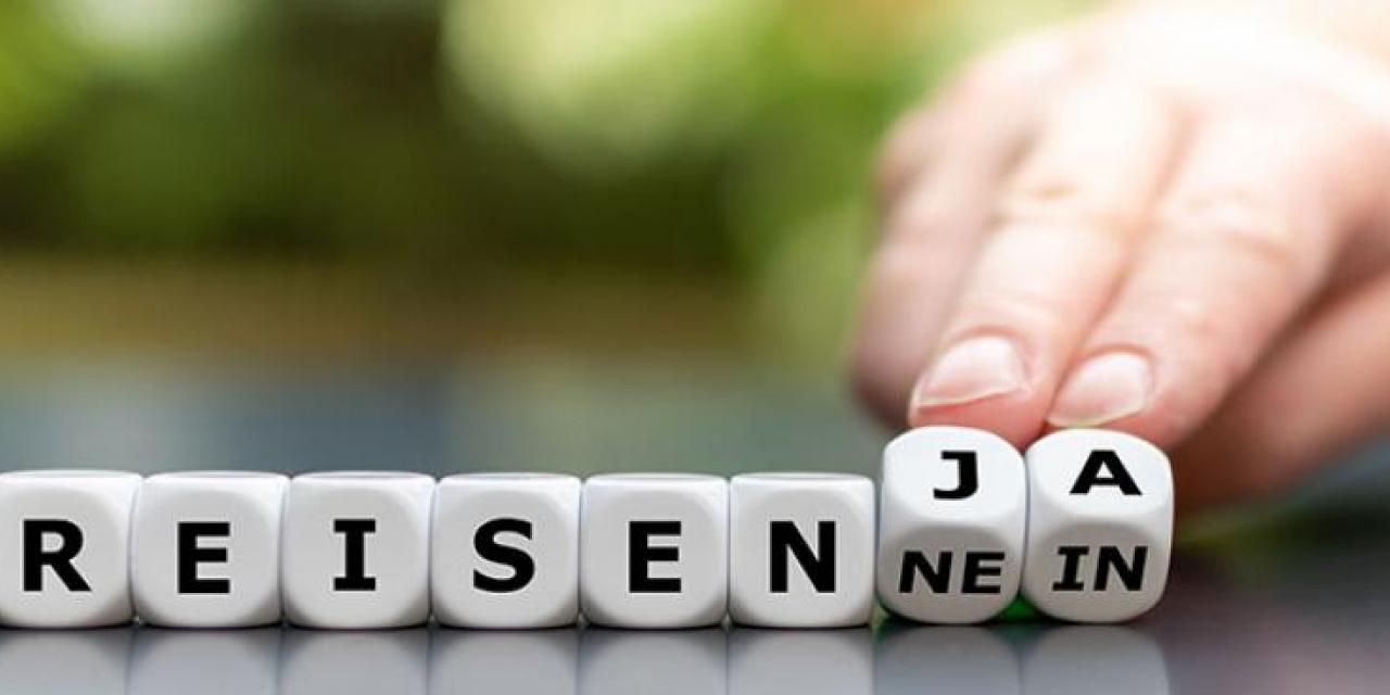 Scrabble Würfel mit der Aufschrift Reisen Ja / Nein