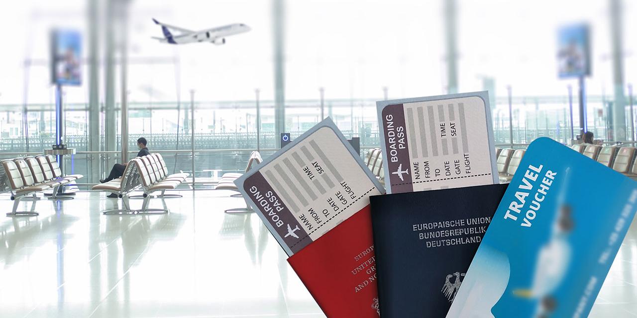 Flughafen Abflugterminal Flugtickets und Gutschein in einer Hand