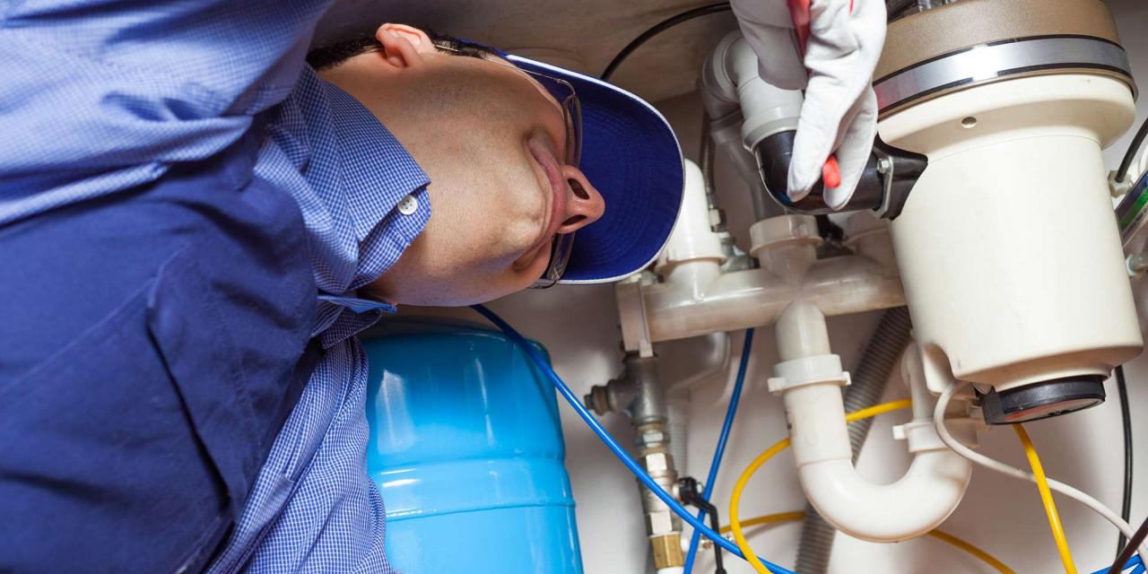 Installateur bei der Arbeit