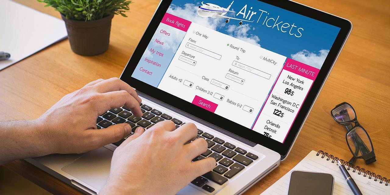 Onlinebuchung von Flugtickets am Laptop