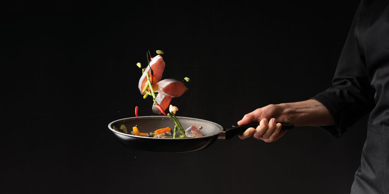 Eine Antihaftbeschichtung bringt Vorteile beim Kochen. Sie muss aber pfleglich behandelt werden