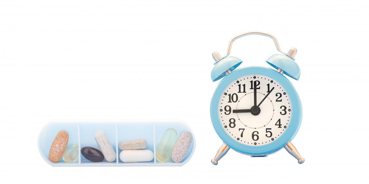 Medikamenten-Dispenser und Uhr von vorne