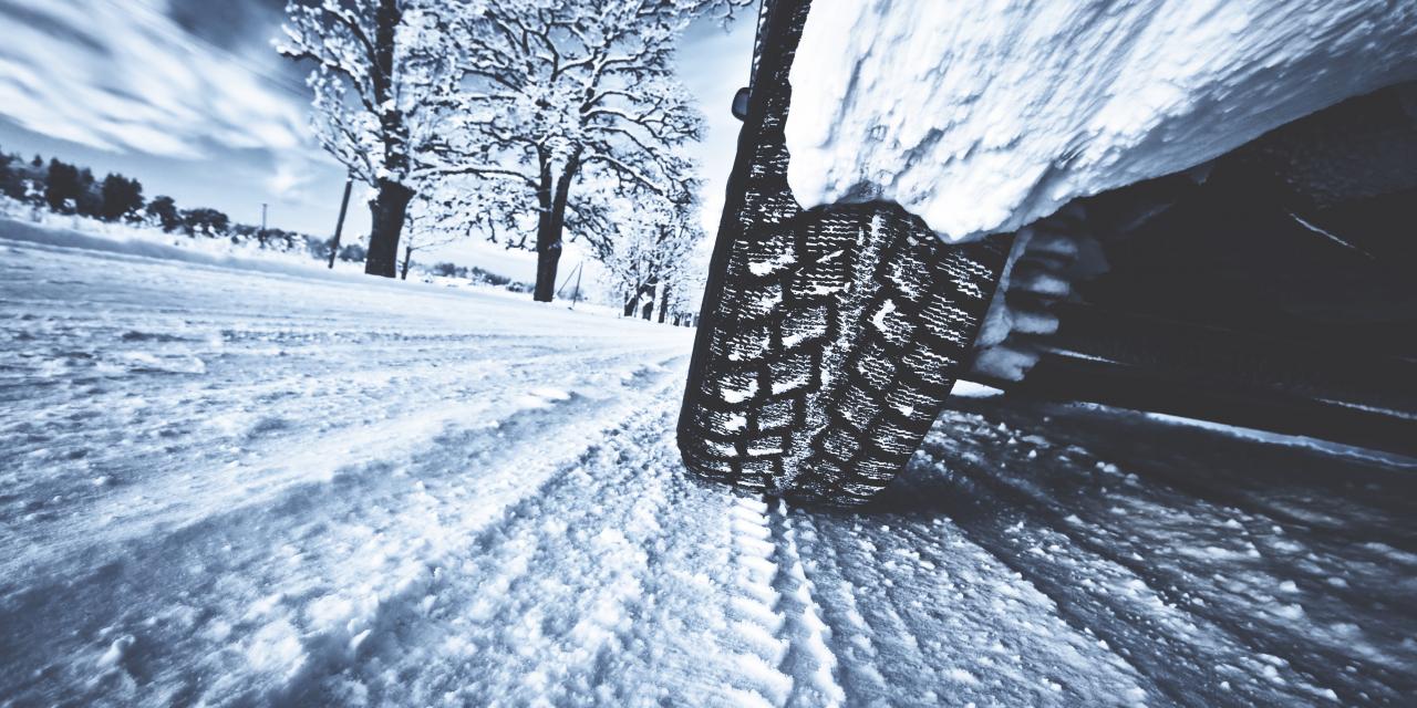 Winterreifen auf Schneefahrbahn