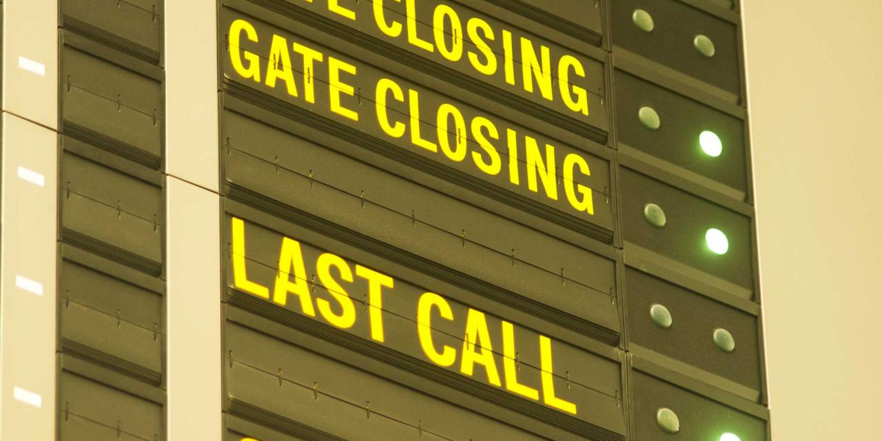 Display am Flughafen mit Zeilen "Last Call" und "Gate Closing"