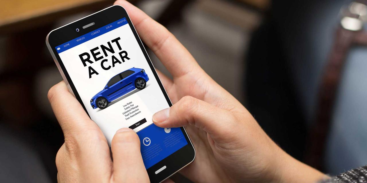 Smartphone in Händen zeigt Webseite mit Mietwagen an