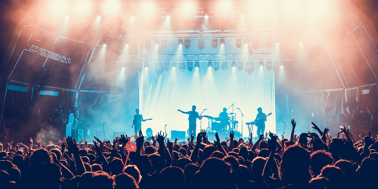 Eine große Bühne mit einer Menschenmenge davor.