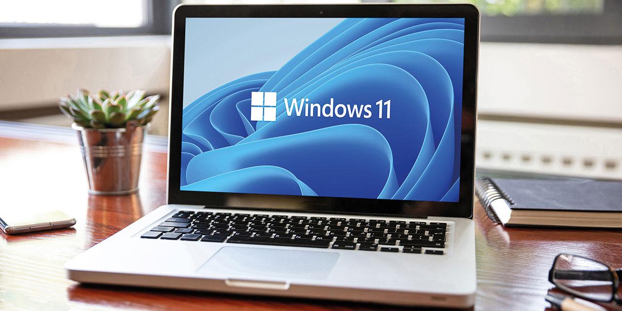 Laptop Windows 11 Schreibtisch Büro