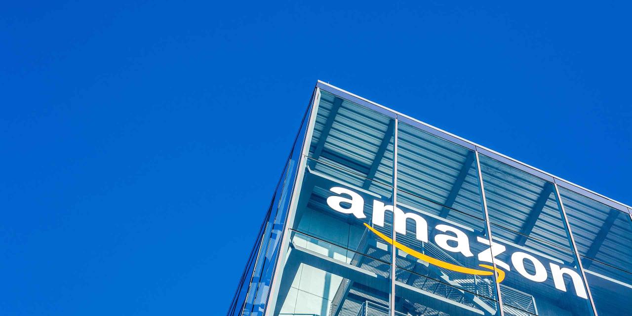 Amazon-Schriftzug auf einem modernen Gebäude