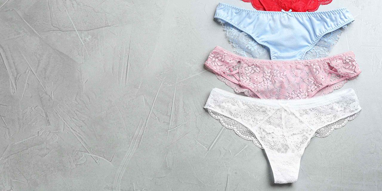 Drei Frauen-Slips auf grau-neutralem Hintergrund