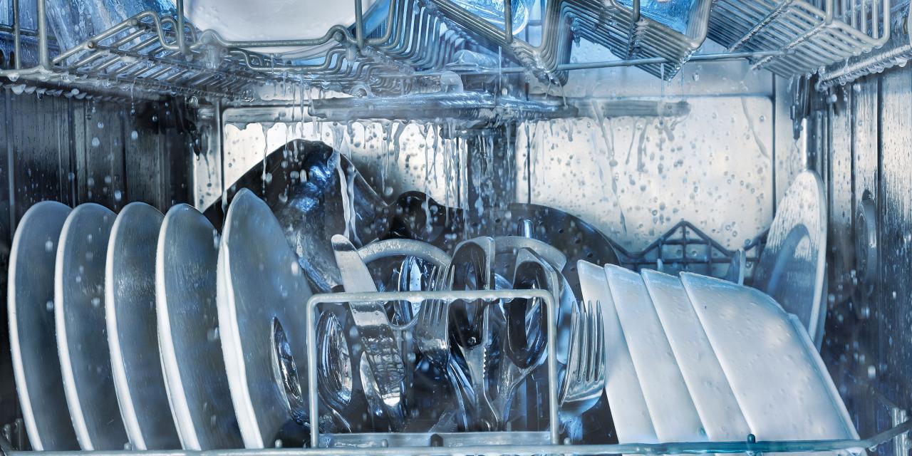 Geschirrspüler oberes und unteres Fach, Wasser durchspült das Gerät