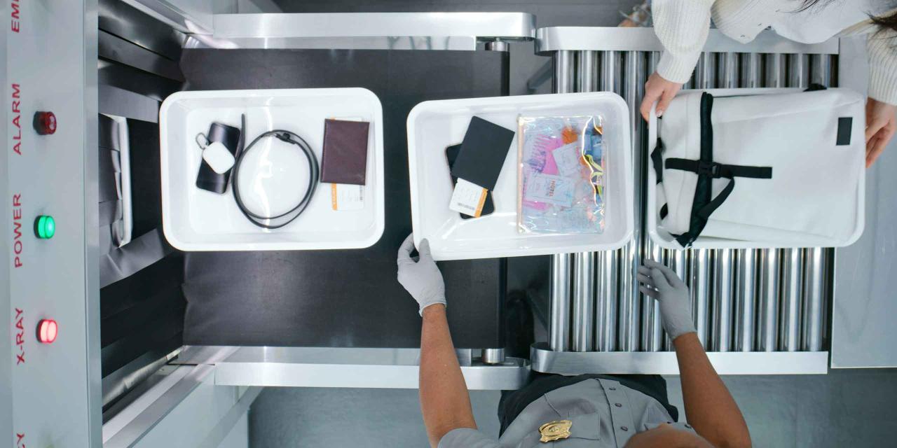 Security-Check: persönliche Gegenstände auf dem Förderband