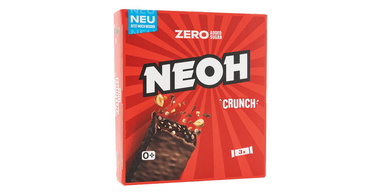 Eine Packung NEOH Crunch Riegel in rotem Design mit einem Riegel abgebildet vor weißem Hintergrund. 
