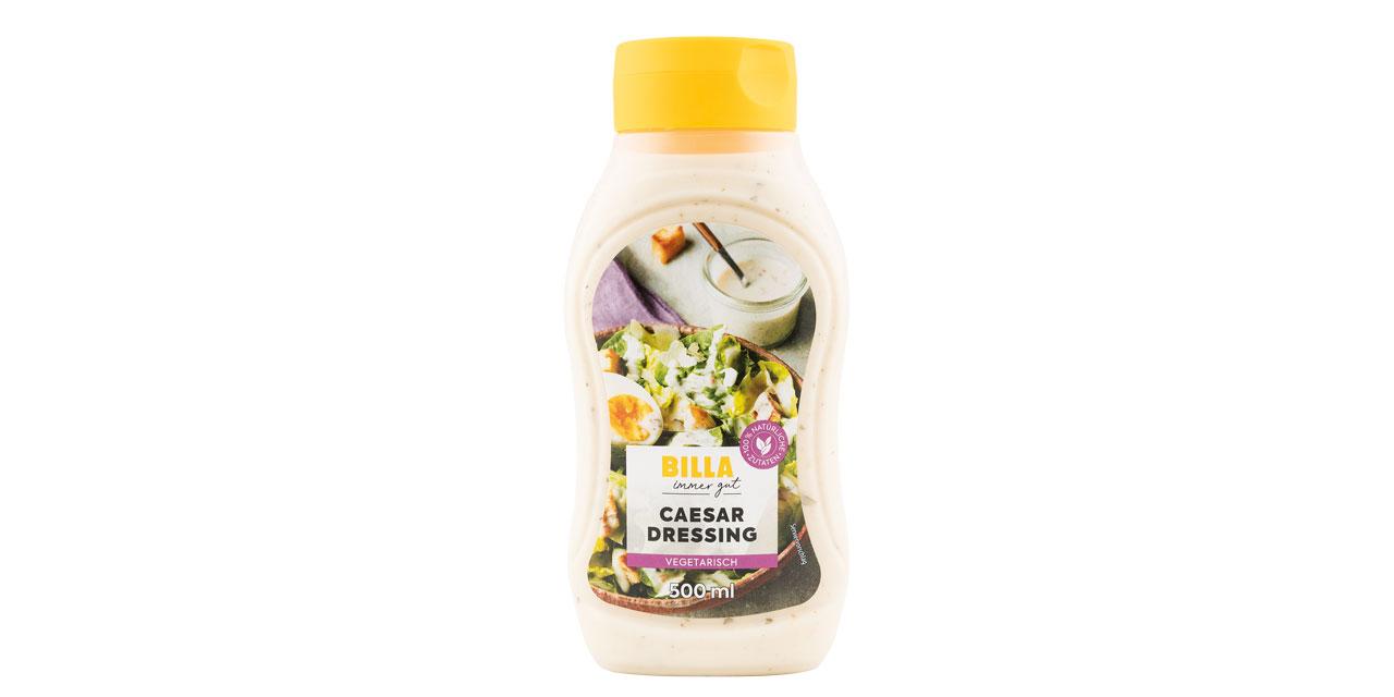 Eine Flasche Caesar Dressing von Billa immer gut vor weißem Hintergrund. 