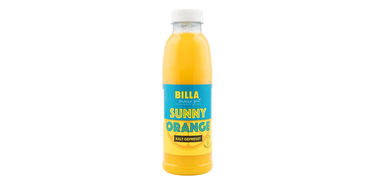 Eine Flasche Billa immer gut Sunny Orange gefüllt mit Orangensaft vor weißem Hintergrund. 