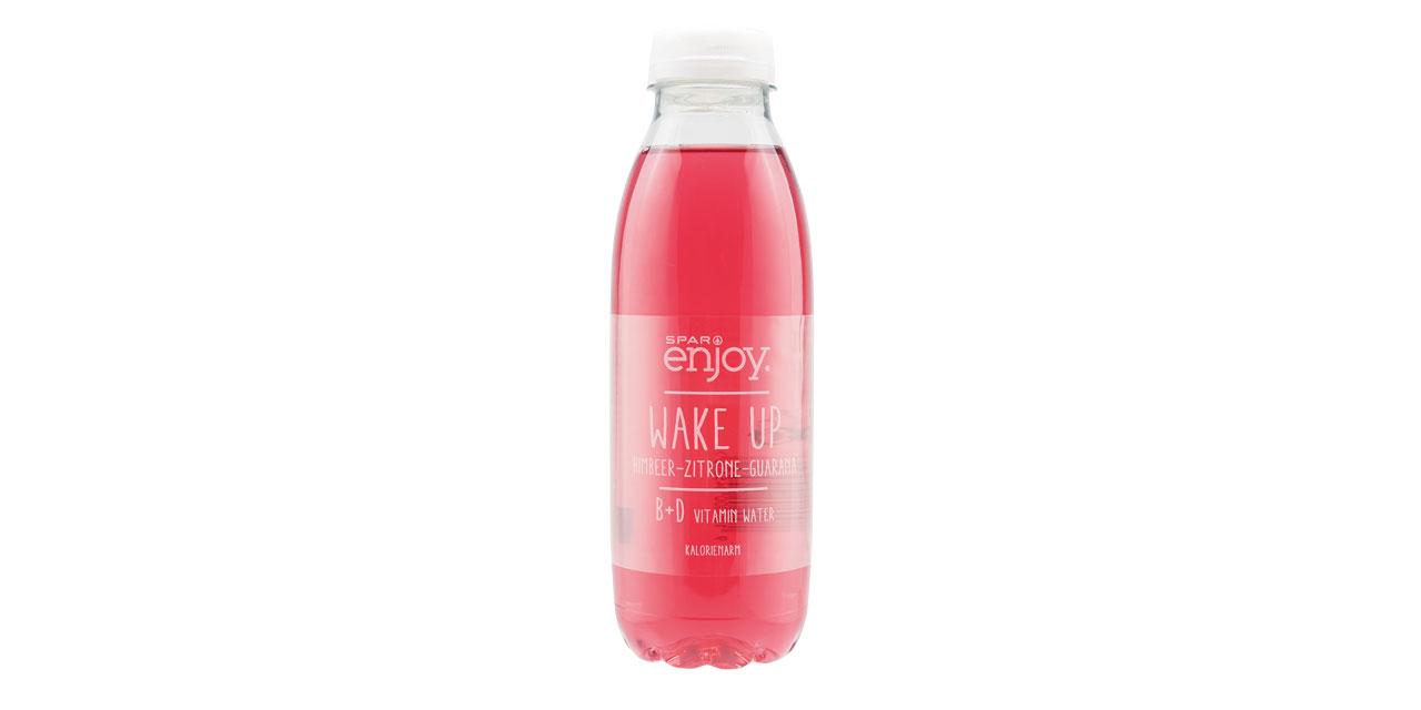 Eine Flasche Spar enjoy Wake up Himbeer Zitrone Guarana vor weißem Hintergrund. 