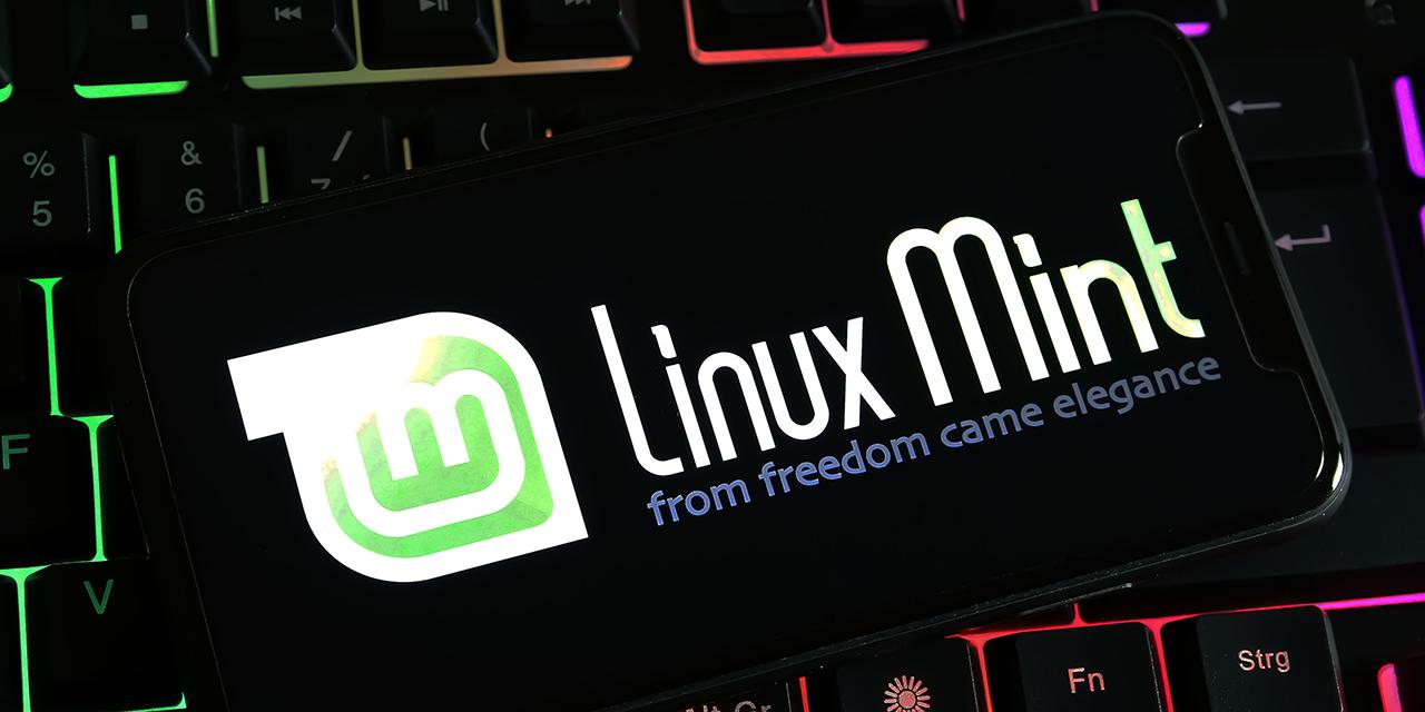 Linux Mint Smartphone liegt auf einer Tastatur
