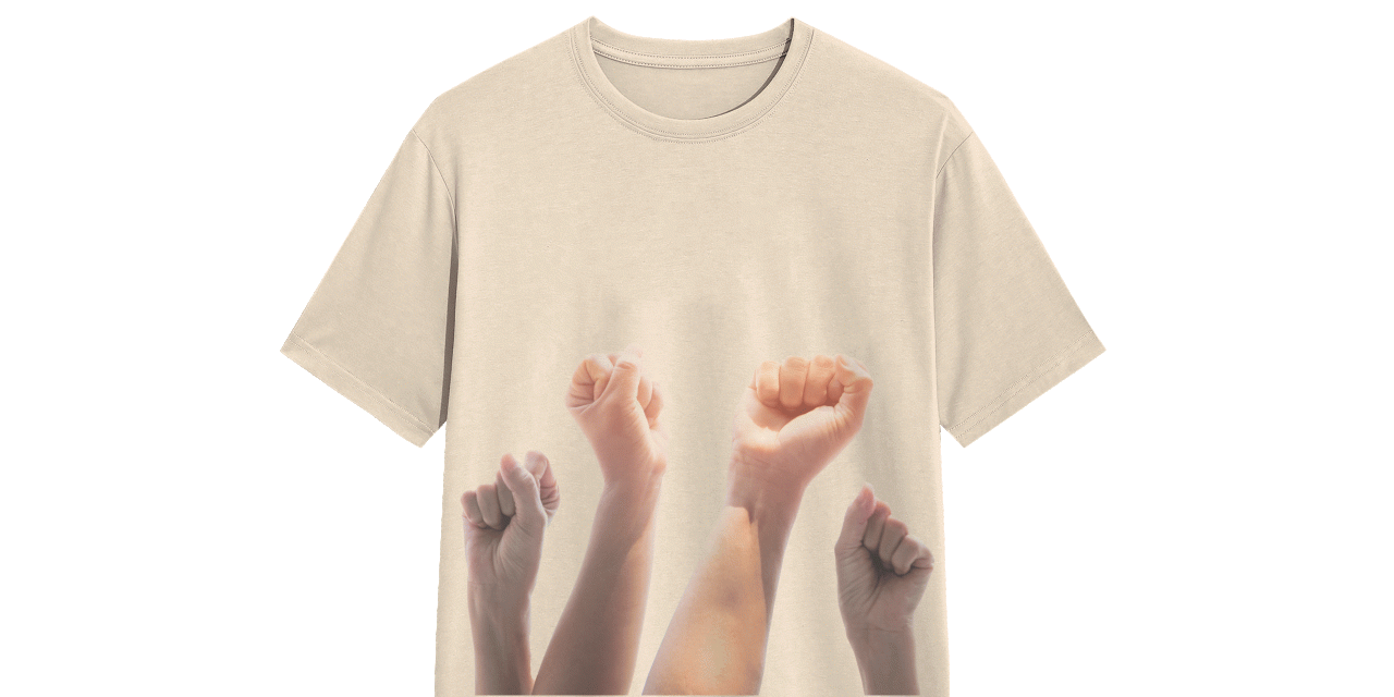 T-Shirt mit vier geballten Frauenhänden