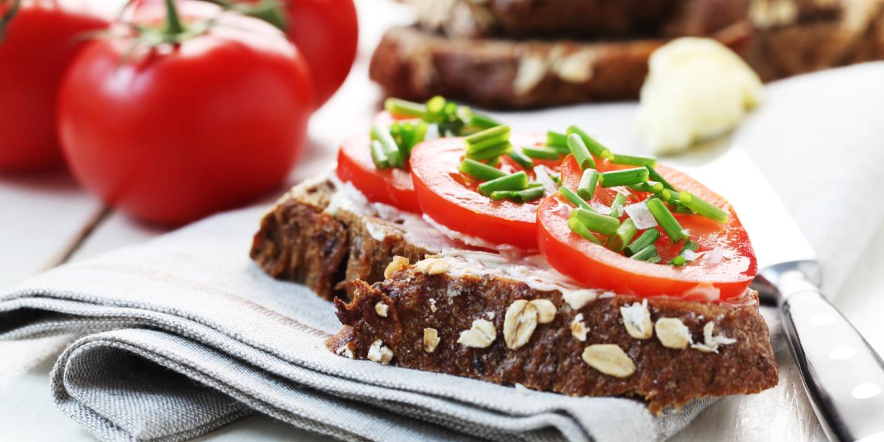 Eiweißbrot belegt mit Tomaten