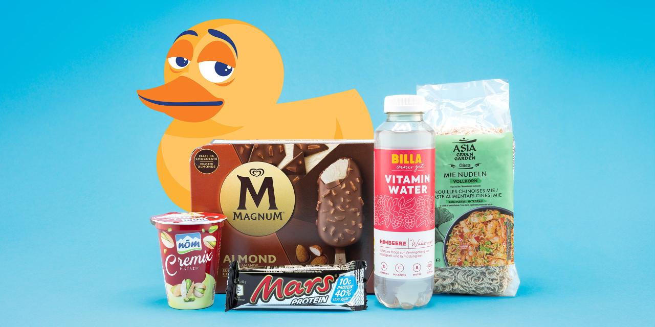 Konsum-Ente auf hellblauem Hintergrund davor von links beginnend: Lebensmittelverpackungen NÖM Cremix, Mars, Magnum Almond, Billa Vitamin Water, Asie Mie Nudeln