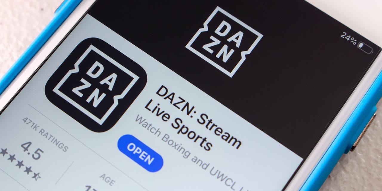 DAZN-Logo und App am Smartphone