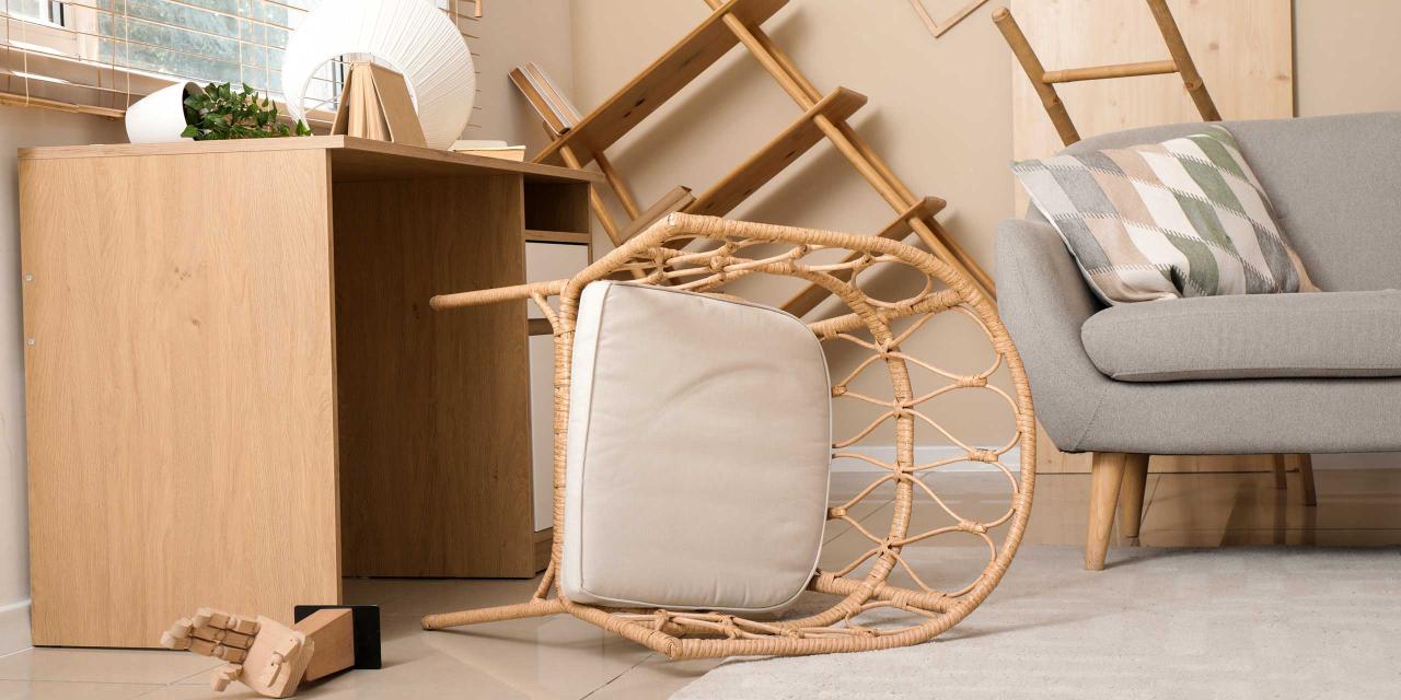 Ein Wohnzimmer, wo alles durcheinander herumliegt