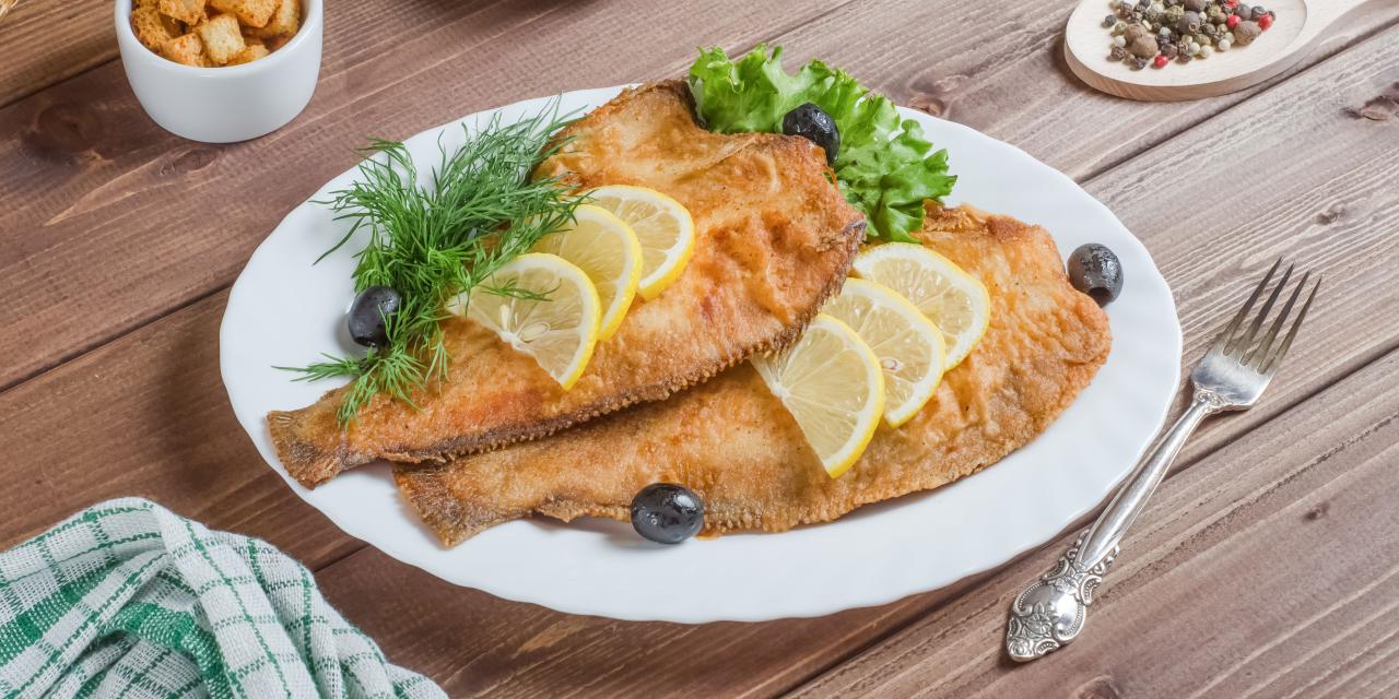 Zwei gebackene Fischfilets auf einem Teller