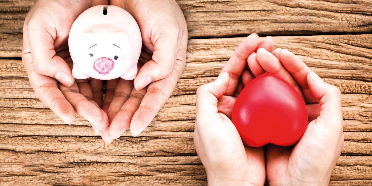 Herz von zwei Händen gehalten, zwei andere Hände halten Sparschwein