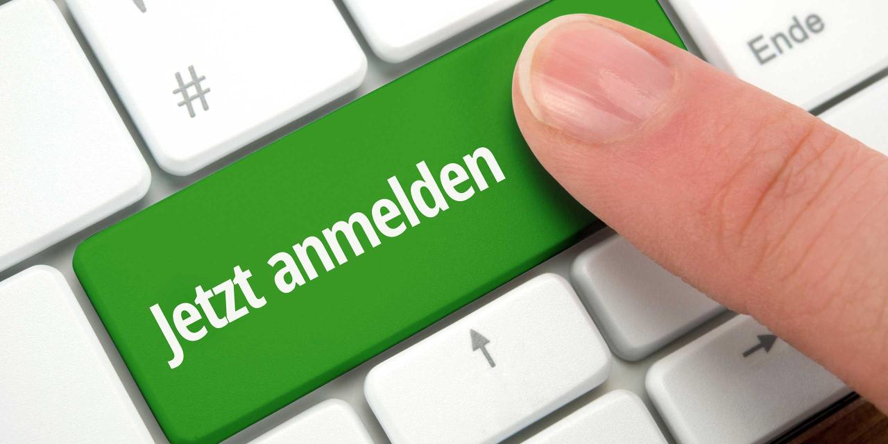 Finger drückt auf einer Tastatur auf die grüne Taste "Jetzt anmelden"
