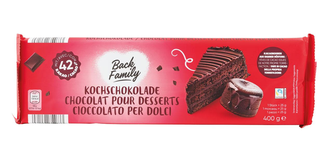 Eine Tafel Back Family Kochschokolade in rotem Design mit abgebildetem Schokokuchen. 