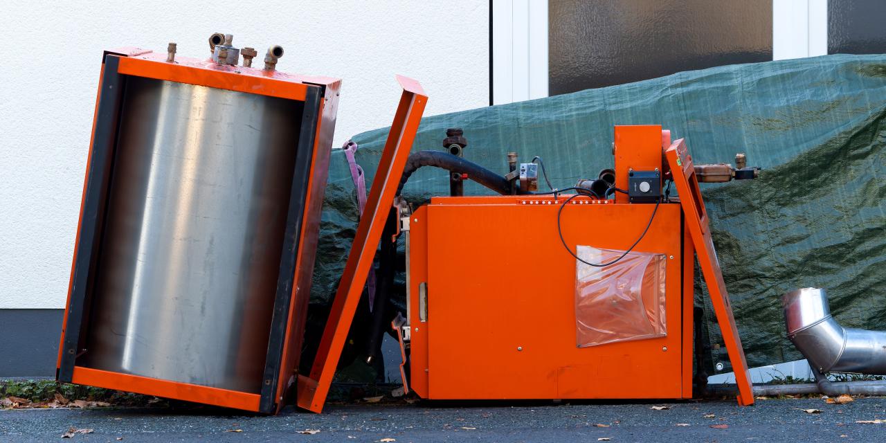 Alter, oranger Heizkessel auf Straße
