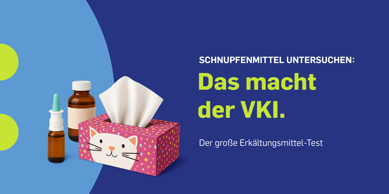Eine Taschentuchbox und zwei Medikamentenfläschchen auf blauem Hintergrund. Rechts der Text: Schnupfenmittel untersuchen: Das macht der VKI. Der große Erkältungsmittel-Test.