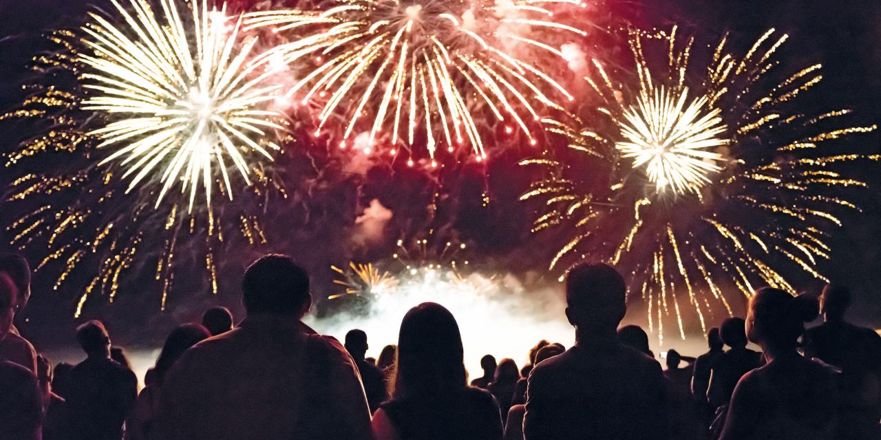 Feuerwerk, Menschenmenge, die zum Feuerwerk schaut