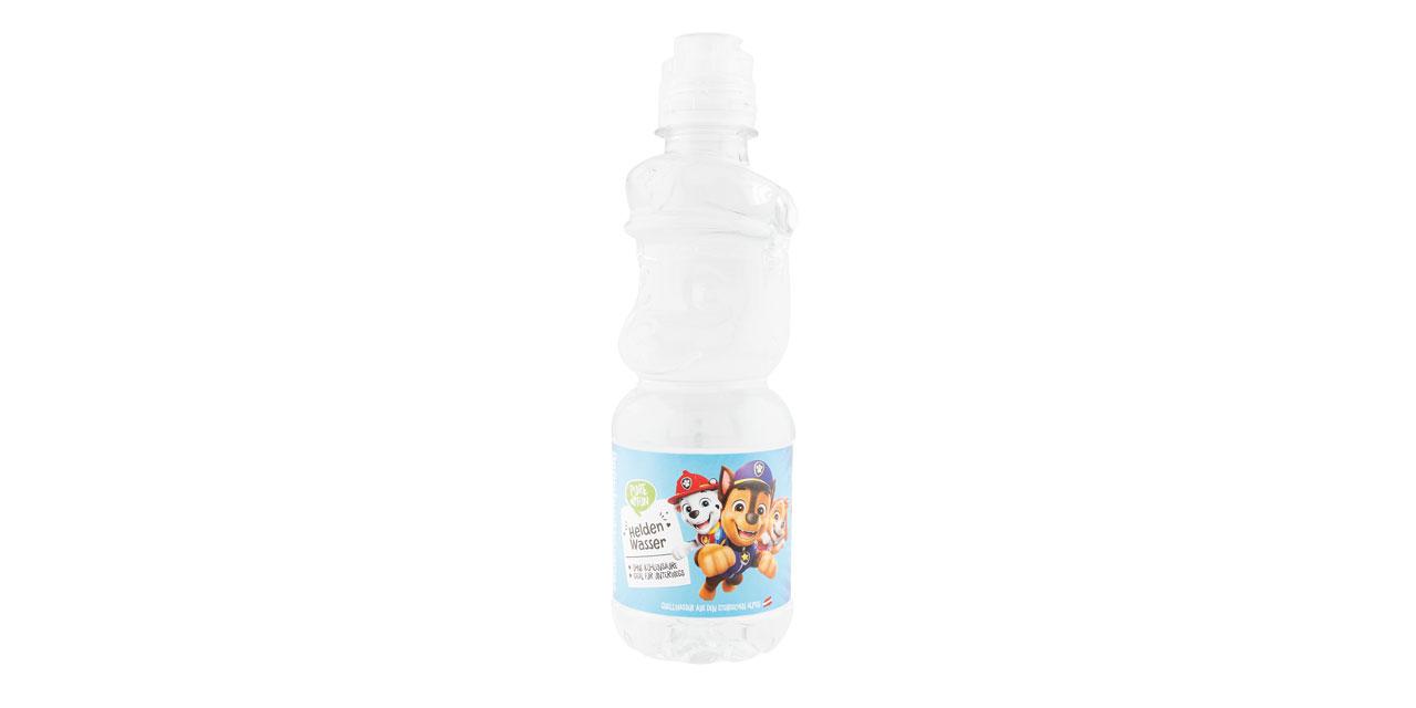 Eine Flasche Pure Fun Heldenwasser vor weißem Hintergrund. Auf dem Etikett sind zwei Hunde aus der Serie "Paw Patrol" abgebildet. 