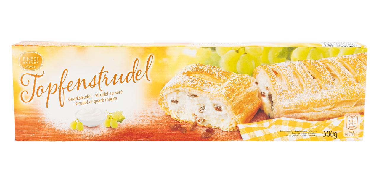 Eine Packung Topfenstrudel mit abgebildetem Apfelstrudel vor weißem Hintergrund. 