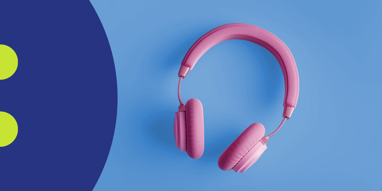 Pinkfarbene Over-Ear-Kopfhörer liegen auf hellblauem Hintergrund. Links ist ein dunkelblauer Halbkreis mit zwei hellgrünen Punkten zu sehen.