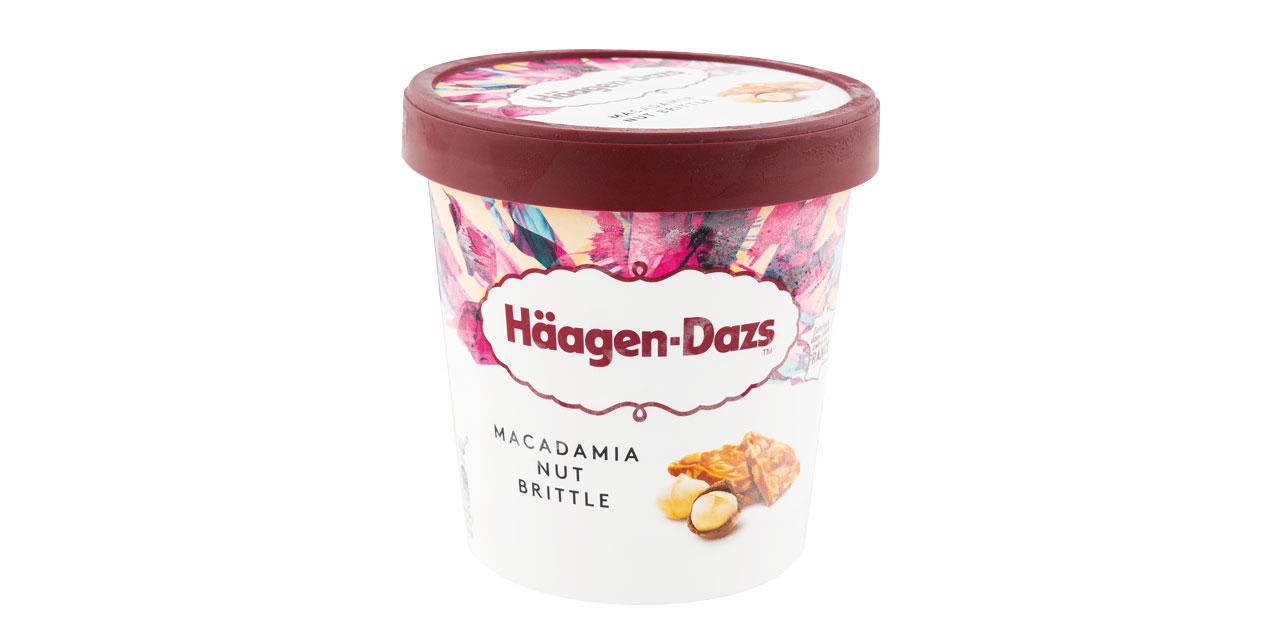 Ein Becher Macadamia Nut Brittle von Häagen Dazs vor weißem Hintergrund. 