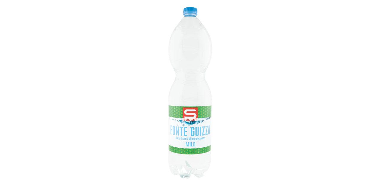 Eine Flasche S-Budget Natürliches Mineralwasser mit grünem Etikett vor weißem Hintergrund. 