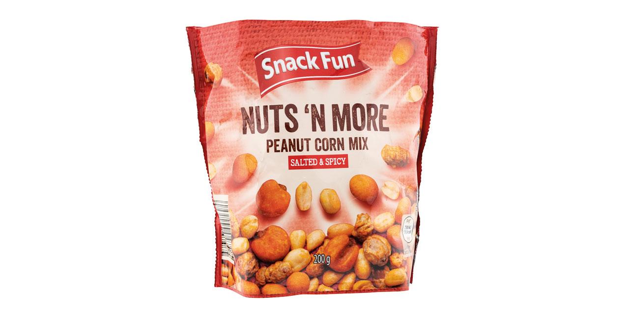 Die Packung Snack Fun Nuts 'n more Peanut Corn Mix in rotem Design vor weißem Hintergrund. 