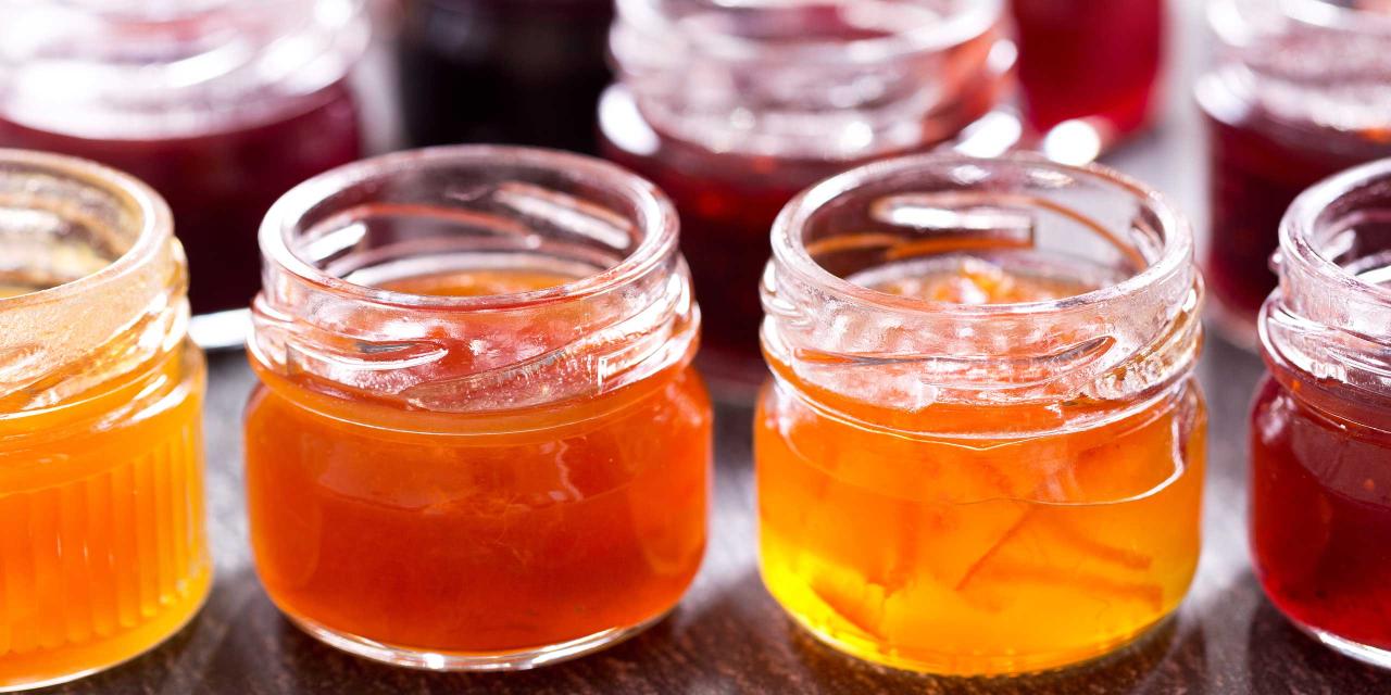 Marmeladengläser mit gelbem und rotbraunem Inhalt
