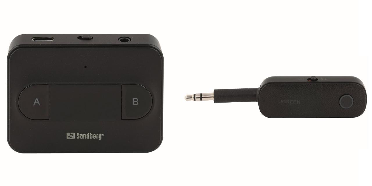 Ein schwarzer quaderförmiger Bluetooth-Adapter, rechts daneben ein kleinerer länglicher