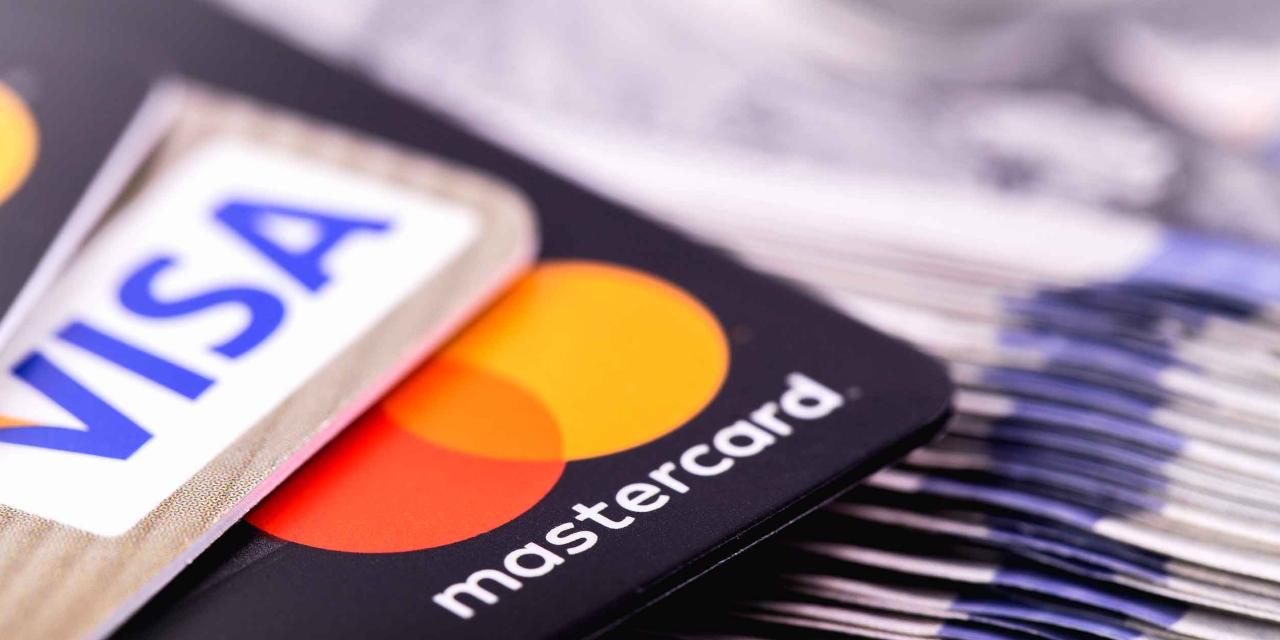 Bild zeigt die Kreditkarten VISA und Mastercard
