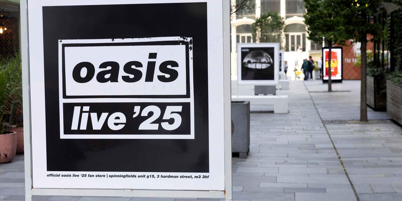 Werbeplakat in Manchester für das Oasis-Konzert 2025