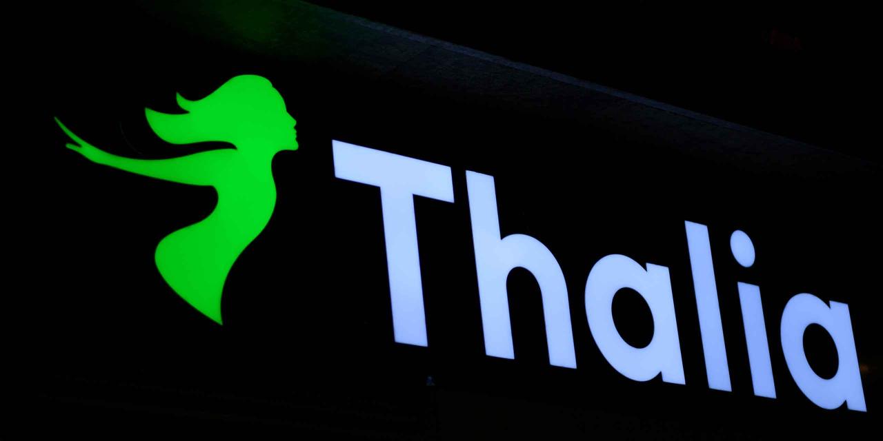 Thalia-Logo vor schwarzer Fassade