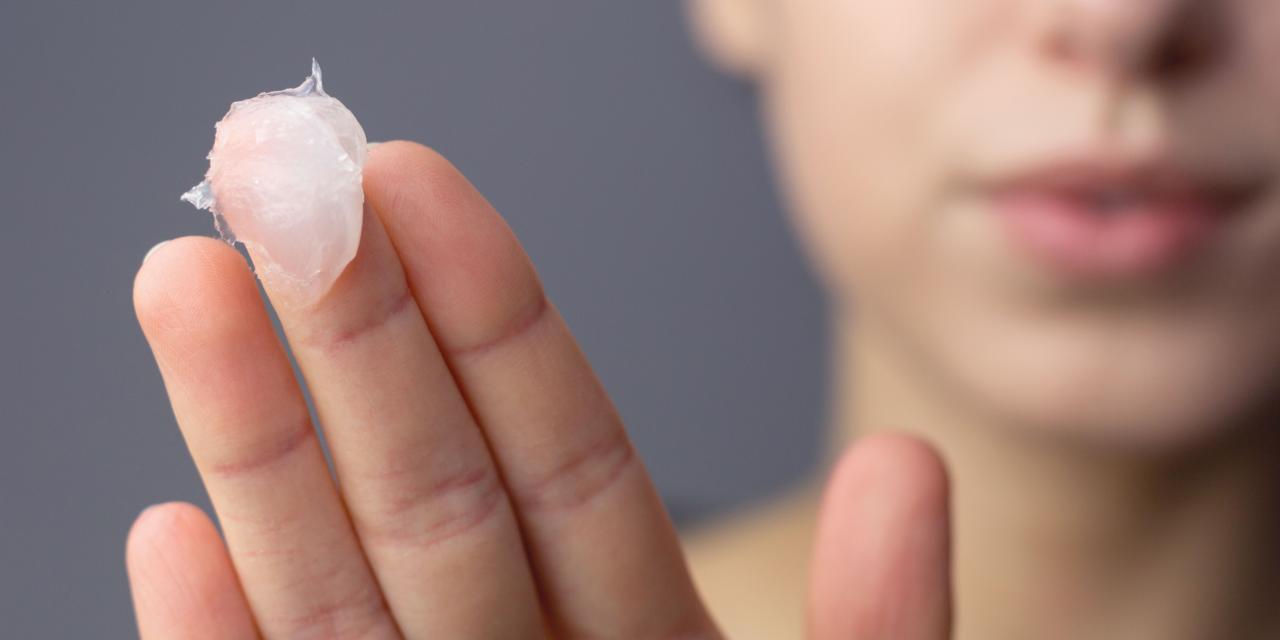 Hand mit Vaseline am Finger 