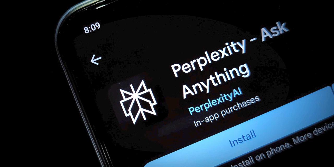 Die KI-App Perplexity auf dem Bildschirm eines Smartphones