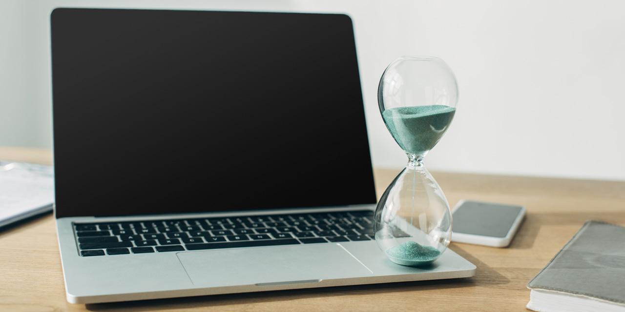 Laptop Sanduhr Schreibtisch Smartphone