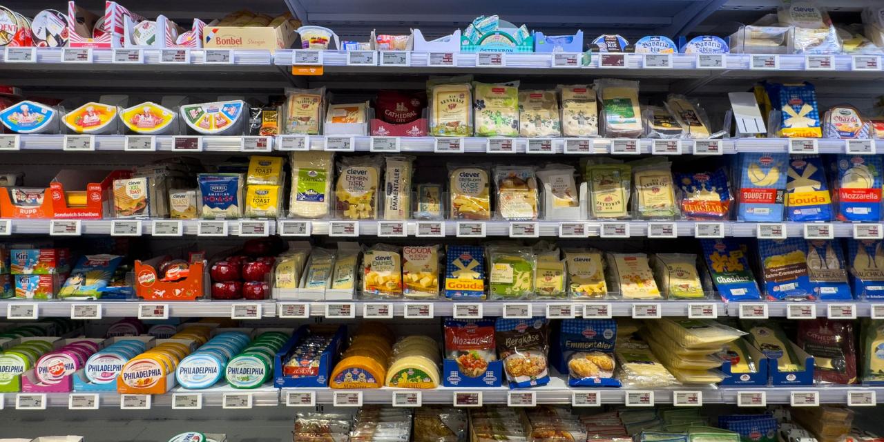 Supermarktregal mit sehr vielen Artikeln