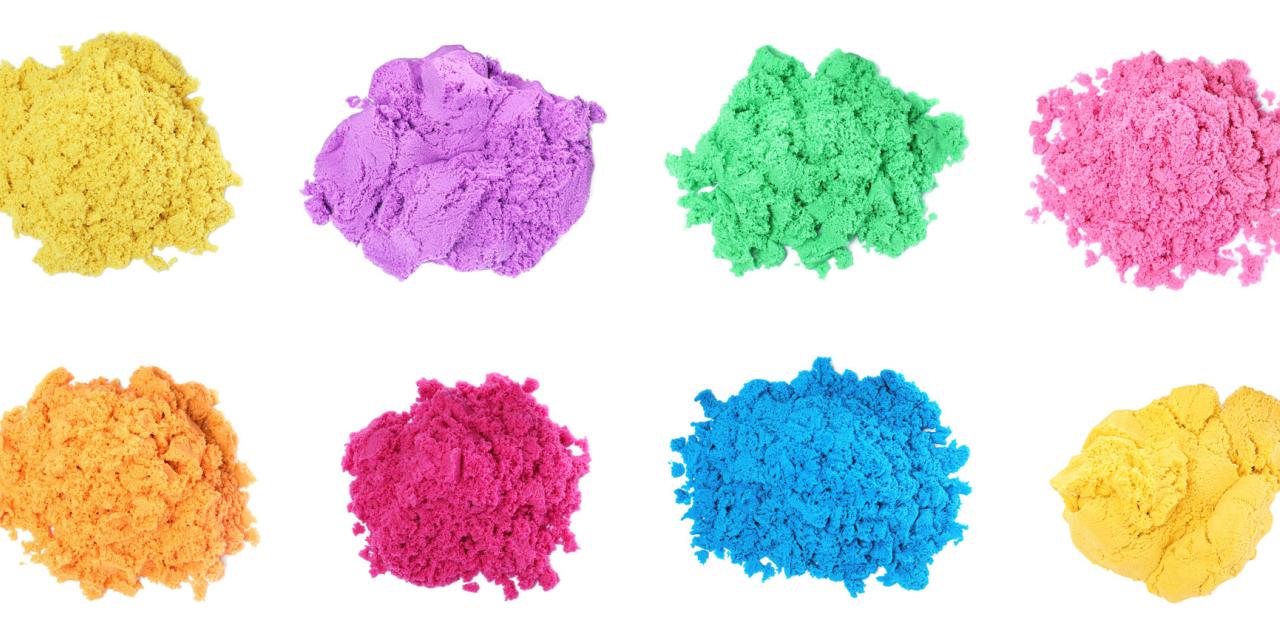 8 Häufchen von buntem Spielsand in unterschiedlichen Farben
