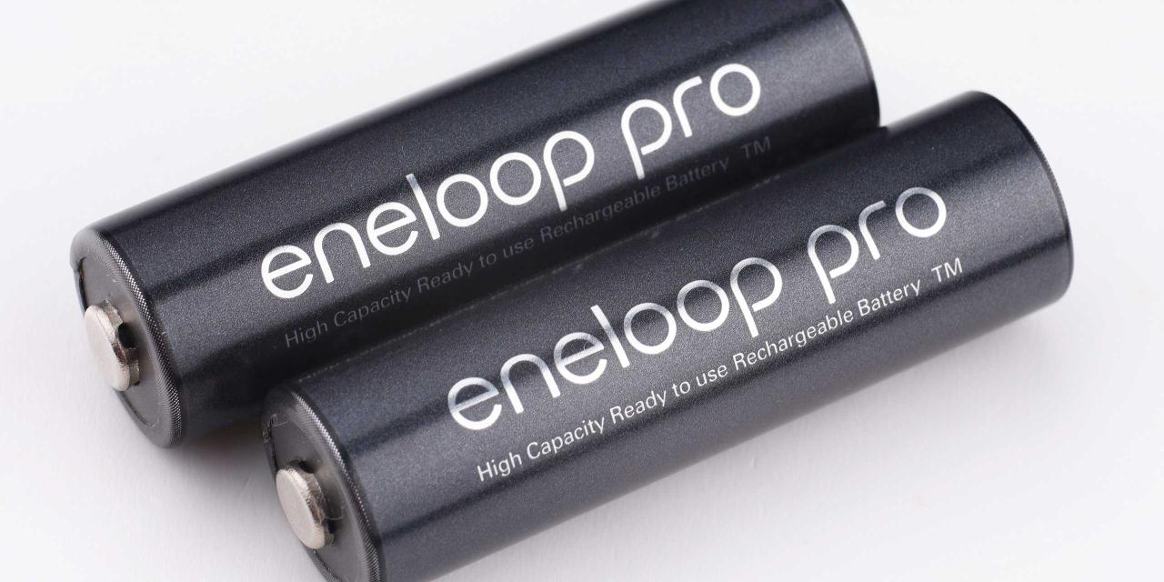 Zwei schwarze Eneloop pro Akkus (AA) 